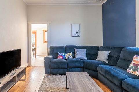 PET FRIENDLY FAMILY HOME WILLOUGHBY - VIC Tourism 3