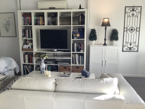 Petite Provence Cottage - VIC Tourism 0