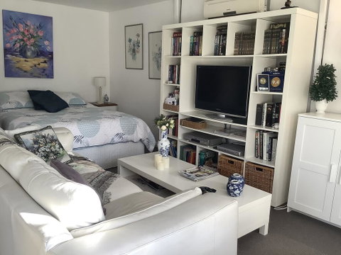 Petite Provence Cottage - VIC Tourism 1