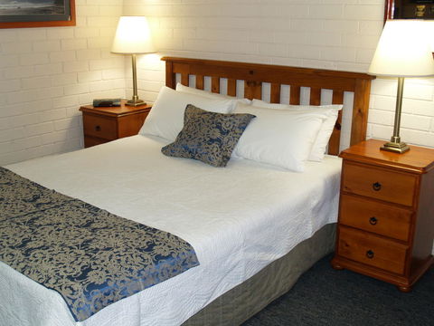 Pigeon House Motor Inn - VIC Tourism 1
