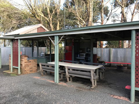 Pinewood Caravan Park - VIC Tourism 0