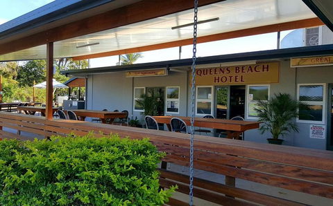 Queens Beach Hotel - VIC Tourism 0