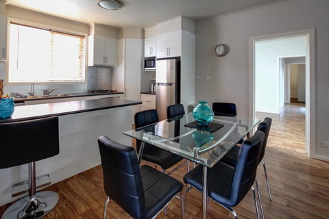 Reardon Place - Moments From The Family Friendly Pea Soup Cove - VIC Tourism 1