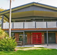 Red Door Beach House - Marcoola Beach - PET FRIENDLY FOXTEL WIFI 500 BOND Linen Supplied - VIC Tourism