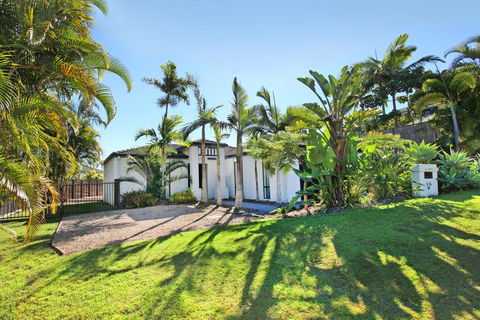 Relax At Coolum - VIC Tourism 1