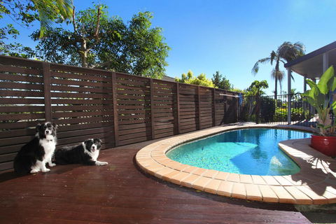 Relax At Coolum - VIC Tourism 0