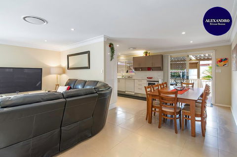 RELAXED COASTAL GETAWAY // MOMENTS TO WATERFRONT - VIC Tourism 0