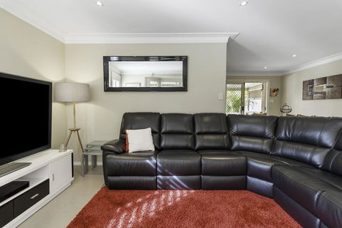 RELAXED COASTAL GETAWAY // MOMENTS TO WATERFRONT - VIC Tourism 3
