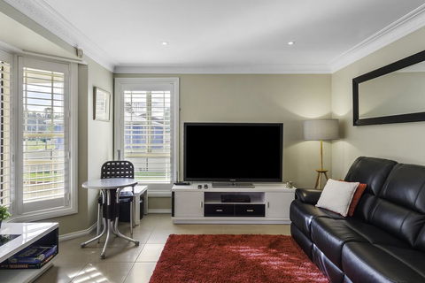 RELAXED COASTAL GETAWAY // MOMENTS TO WATERFRONT - VIC Tourism 2