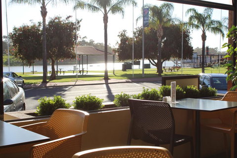 Renmark Hotel Motel - VIC Tourism 3