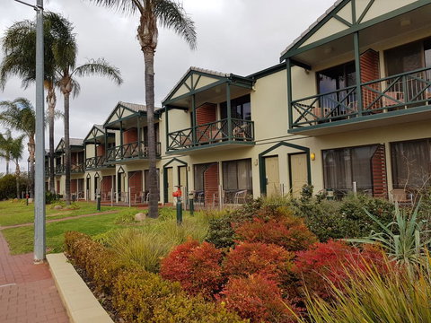 Renmark Hotel Motel - VIC Tourism 0