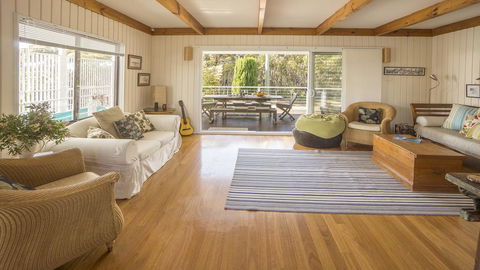 Rennies Retreat-Bushland & Ocean Views - VIC Tourism 0