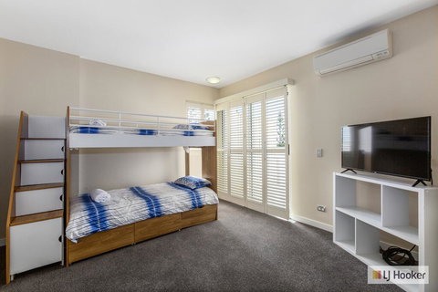 RESORT ON THE BEACH 1219/20 - VIC Tourism 3