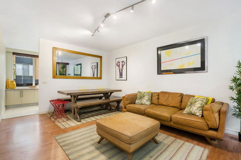 Retro Styled 3 Bedroom Apartment With Tree Views - VIC Tourism 0