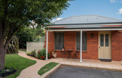 Ross Motel - VIC Tourism 0
