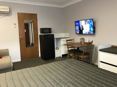 Roydons Motor Inn - VIC Tourism 0