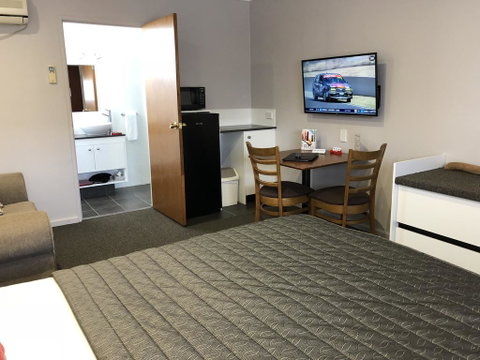 Roydons Motor Inn - VIC Tourism 1