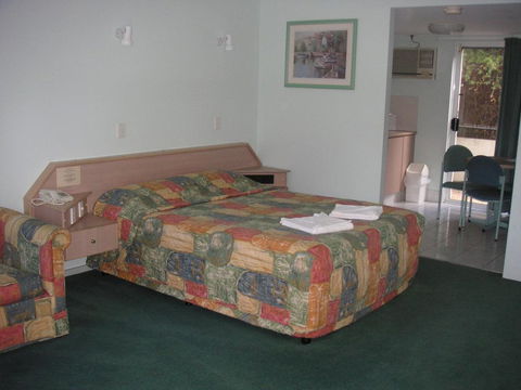 Runaway Bay Motor Inn - VIC Tourism 3