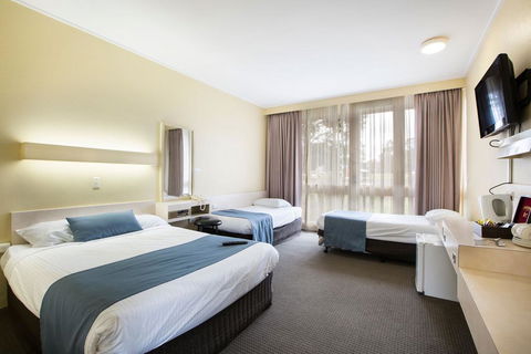 Sandown Park Hotel Noble Park - VIC Tourism 1