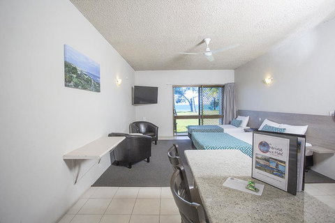 Sarina Beach Motel - VIC Tourism 3