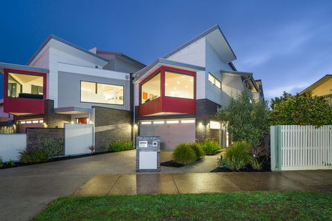 Sea View: Luxury Beachfront - VIC Tourism 0