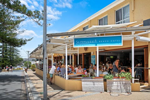 Seabreeze Beach Hotel - VIC Tourism 0