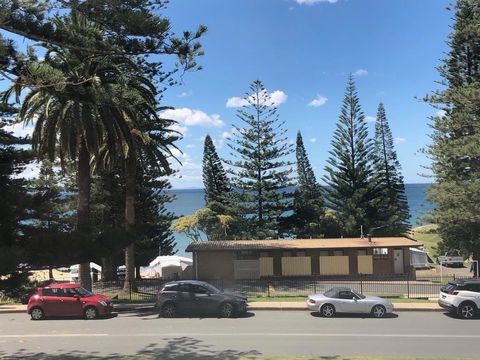 Seabreeze Beach Hotel - VIC Tourism 1