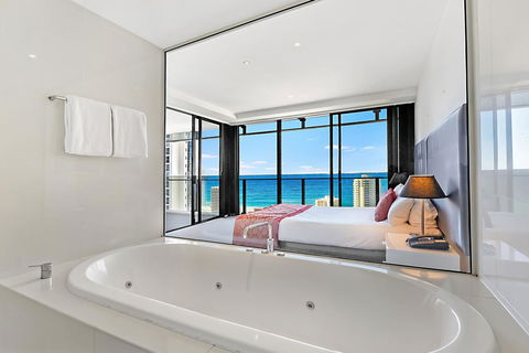 SeaBreeze Holidayz On Cavill Ocean View - VIC Tourism 1