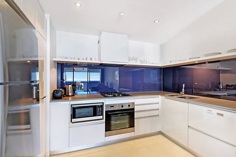 SeaBreeze Holidayz On Cavill Ocean View - VIC Tourism 3