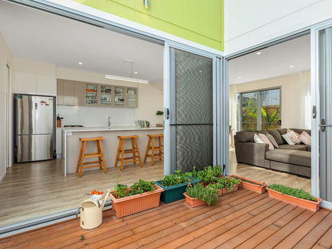 SEASIDE BY THE BEACH - VIC Tourism 0
