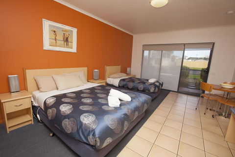 Seaview Motel & Apartments - VIC Tourism 3