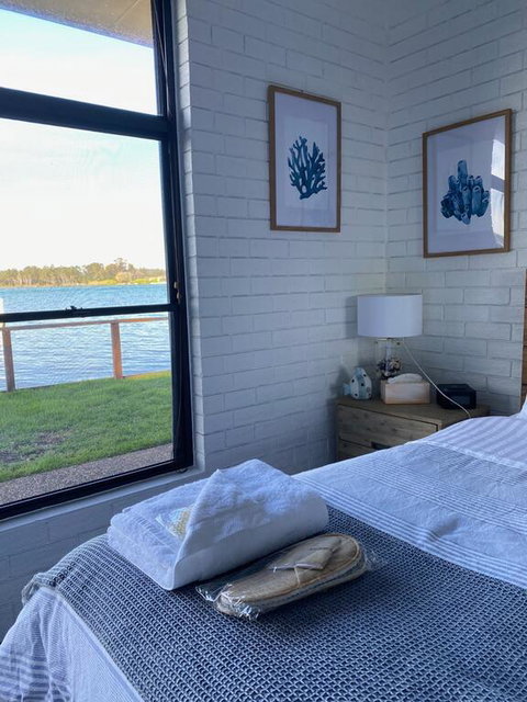 Serenity By The Lake - VIC Tourism 3