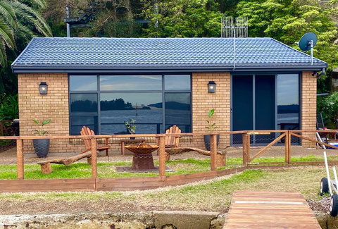 Serenity By The Lake - VIC Tourism 0