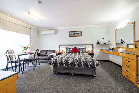 Shearing Shed Motor Inn - VIC Tourism 3