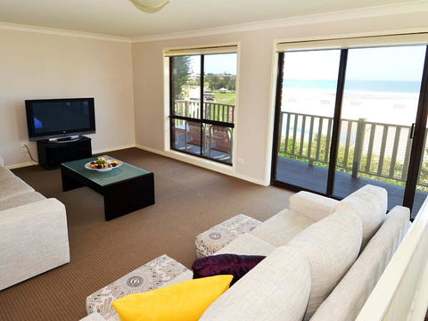 Shirl's By The Sea - VIC Tourism 1