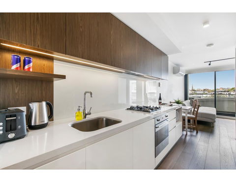 Shop Til You Drop At Sleek Unit In Hip Area - VIC Tourism 2
