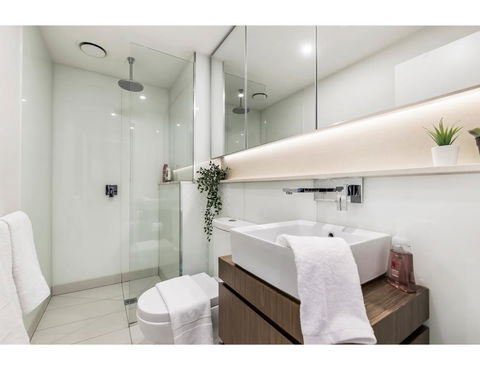 Shop Til You Drop At Sleek Unit In Hip Area - VIC Tourism 3