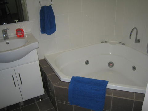 Showgrounds Cottage Naracoorte - VIC Tourism 3