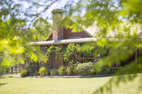 Silky Oak Cottage - VIC Tourism 0