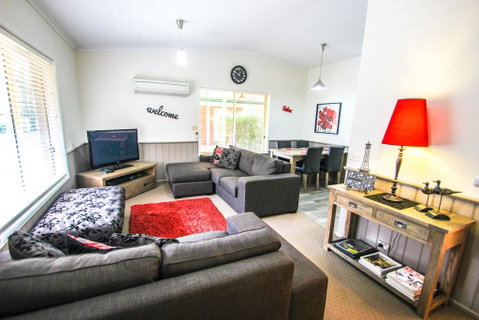 Silver Birches Holiday Unit 9 - VIC Tourism 0