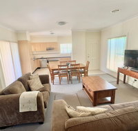 Spacious 2 Bed 2 Bath Villa - Central Location - Quiet - VIC Tourism