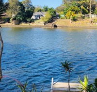 Spacious 2 Bedroom Beach Side Apartment - Close to shopping Centre with Coles Health Food Shop Sushi Pizza Cafes Hairdresse