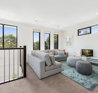 Spacious 4-Bed House with Parking and Backyard - VIC Tourism