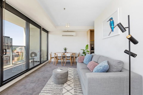 Spacious And Sunny Modern Apartment With City View - VIC Tourism 1