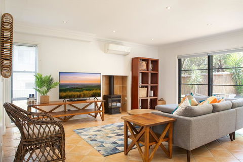 Spacious Home In The Heart Of Avalon Beach - VIC Tourism 3