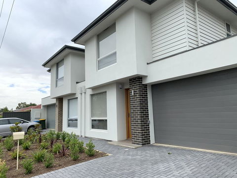 Spacious Rooms Home-Stay With Free Wifi - VIC Tourism 1