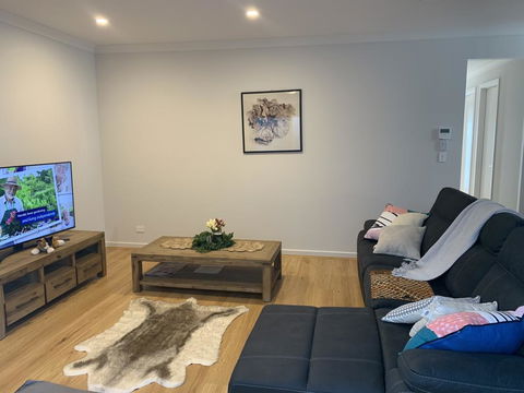 Spacious Rooms Home-Stay With Free Wifi - VIC Tourism 0