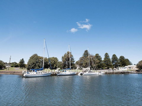 Spinnakers Waterfront - VIC Tourism 2