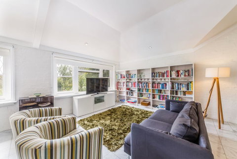 Spoilt For Choice 2-bed/2-bath + Free Parking - VIC Tourism 0