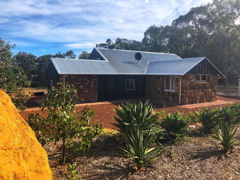 Standing Stone House - VIC Tourism 0